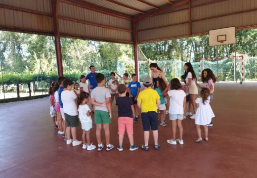 Comeza a segunda quenda das Leisure Activities in English, con vinte nenos e nenas de entre 5 e 10 anos